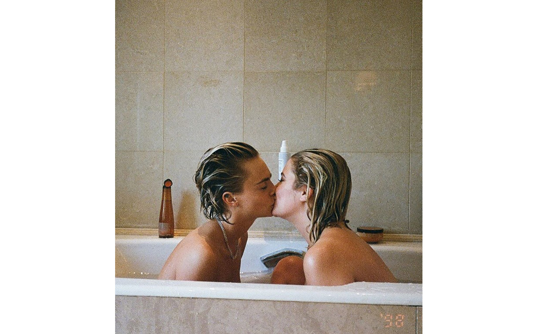 超模卡拉放共浴接吻照高調為女友慶生：你我二人一體，就是我最愛的所在