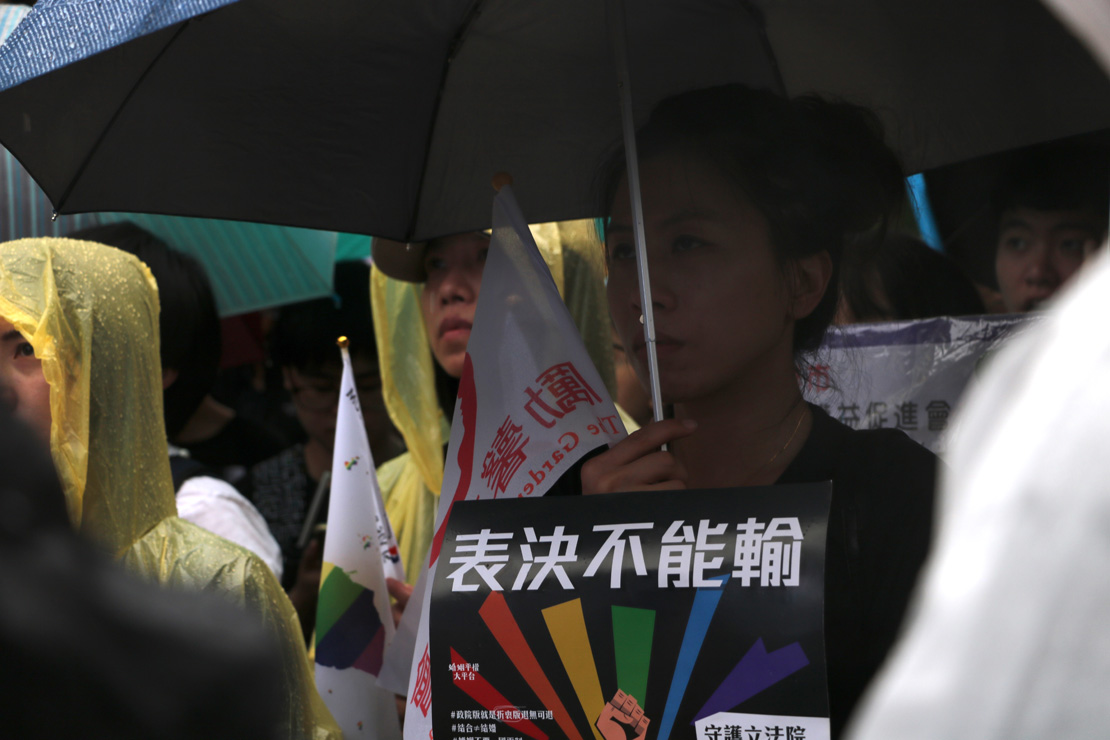 亞洲第一！「國際不再恐同日」台灣通過同婚專法，寫下平權里程碑